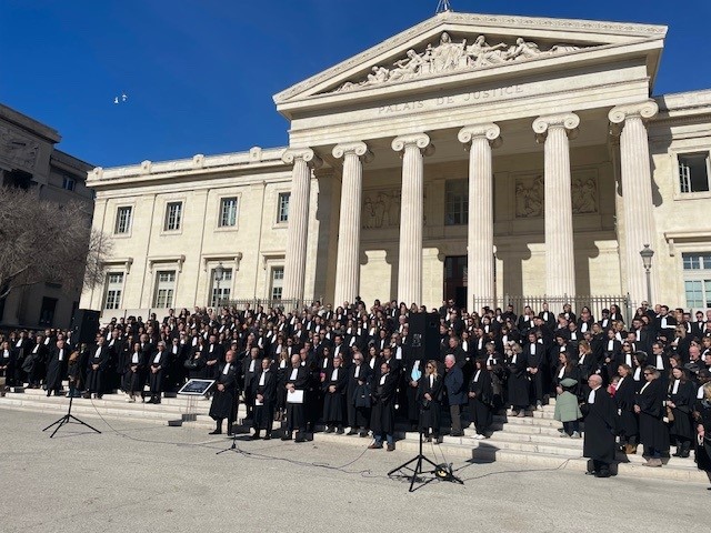 14 février, sur les marches du palais Monthyon : un hommage en nombre du Barreau de Marseille et du corps judiciaire à M. Robert Badinter