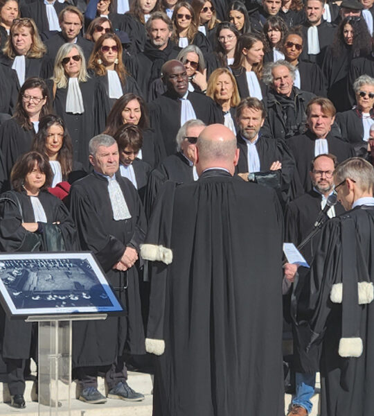 14 février, sur les marches du palais Monthyon : un hommage en nombre du Barreau de Marseille et du corps judiciaire à M. Robert Badinter